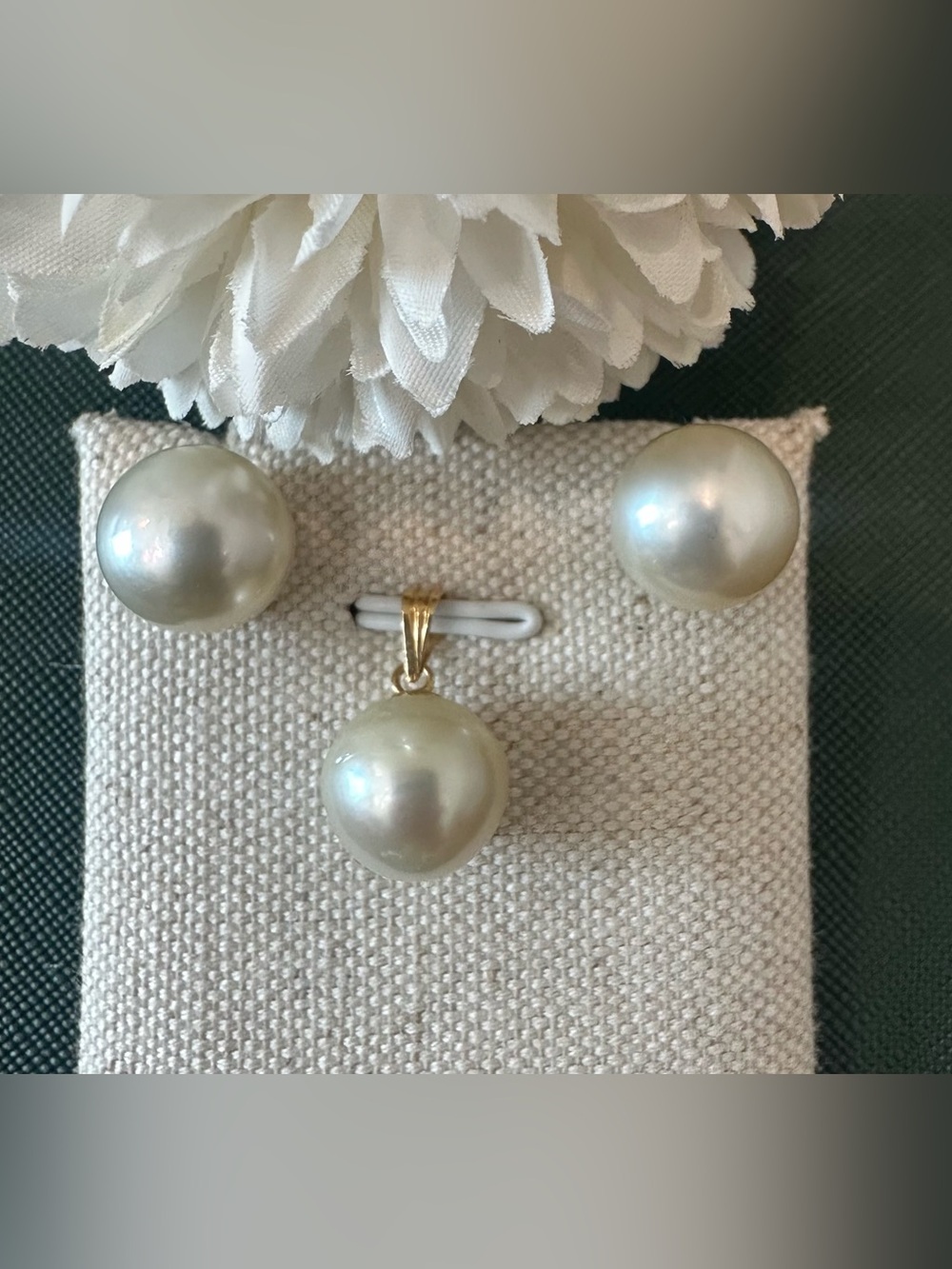 Authentic South sea pearl in solid 14KG setting
Pearl size 11.5-11.8mm